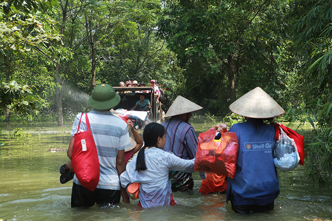 Cảnh khó tin ở Hà Nội: Tạnh mưa 3 ngày, nước vẫn ngập ngang người - 6