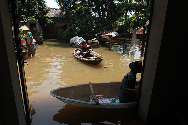 Cảnh khó tin ở Hà Nội: Tạnh mưa 3 ngày, nước vẫn ngập ngang người - 14
