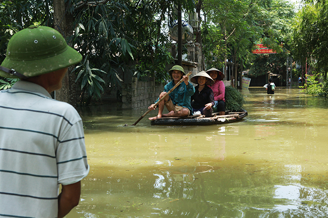 Cảnh khó tin ở Hà Nội: Tạnh mưa 3 ngày, nước vẫn ngập ngang người - 13