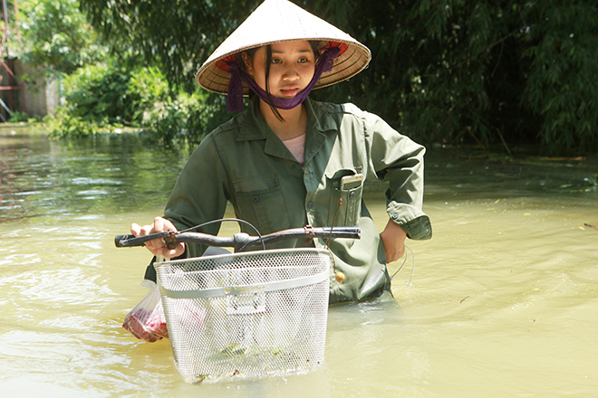 Cảnh khó tin ở Hà Nội: Tạnh mưa 3 ngày, nước vẫn ngập ngang người - 10