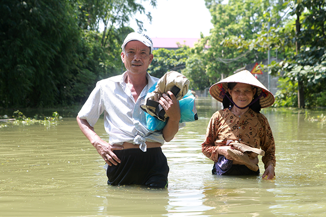 Cảnh khó tin ở Hà Nội: Tạnh mưa 3 ngày, nước vẫn ngập ngang người - 12