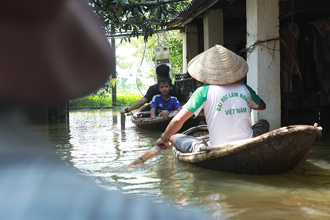 Cảnh khó tin ở Hà Nội: Tạnh mưa 3 ngày, nước vẫn ngập ngang người - 17