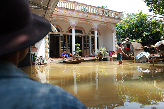 Cảnh khó tin ở Hà Nội: Tạnh mưa 3 ngày, nước vẫn ngập ngang người - 15