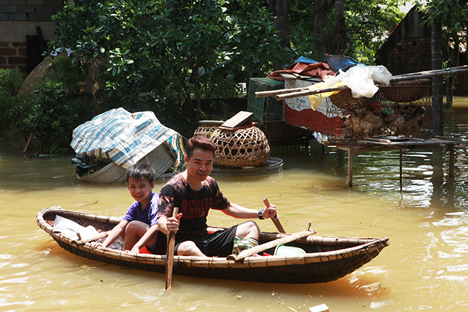 Cảnh khó tin ở Hà Nội: Tạnh mưa 3 ngày, nước vẫn ngập ngang người - 16