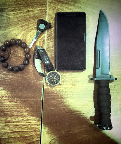 Hai thanh niên táo tợn phóng xe, vác dao găm vào sân bay Tân Sơn Nhất - 1