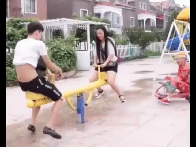 Video Clip Cười - Thanh niên "lầy lội" vào công viên troll các cặp đôi