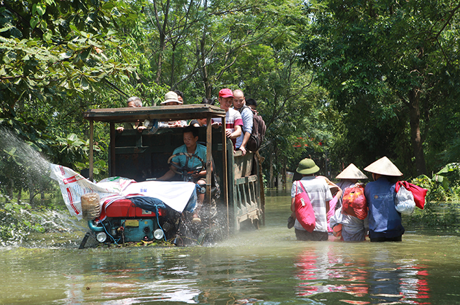 Hà Nội: Nước ngập ngấp nghé mái nhà, người dân sống cùng gà lợn - 3
