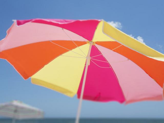 Phi thường - kỳ quặc - Đi tắm biển, người phụ nữ bị dù trên bãi cát bay lên đâm thấu ngực