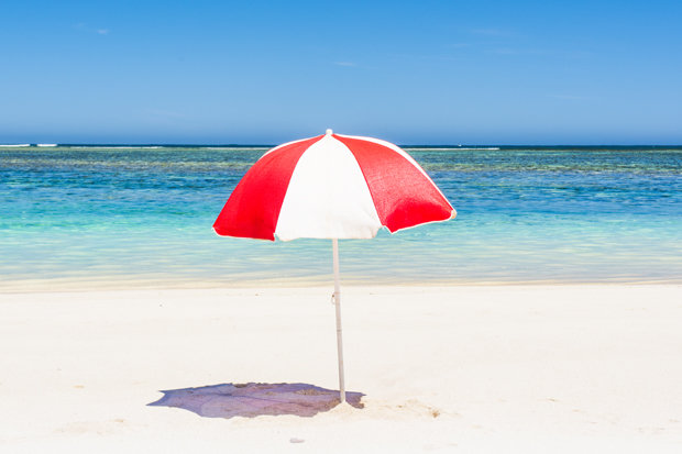 Đi tắm biển, người phụ nữ bị dù trên bãi cát bay lên đâm thấu ngực - 2