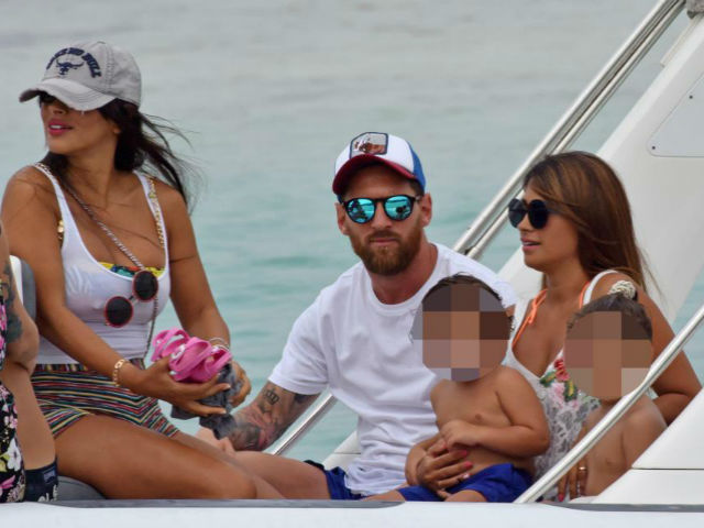 Messi ăn chơi: Vừa ôm vợ xinh vừa “trông hộ” bà xã Fabregas
