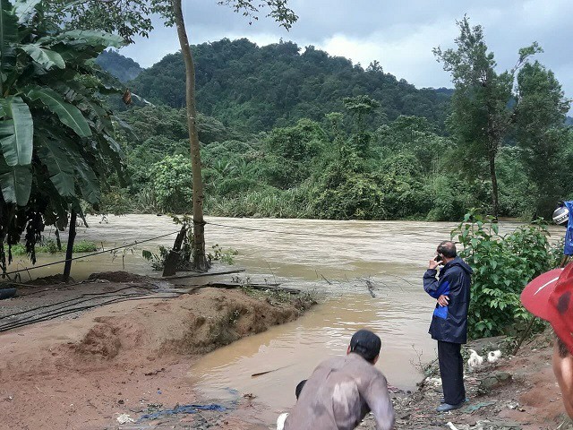 Nam thanh niên bị lũ cuốn khi đu cáp qua sông - 1