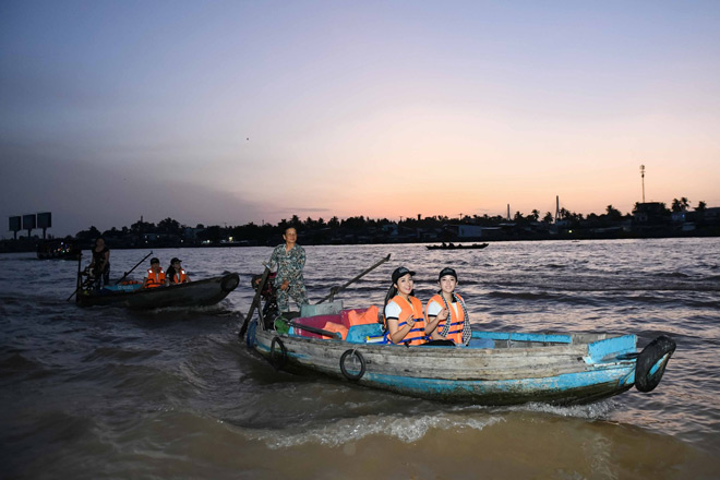 Ngọc Hân, Huyền My đi ghe xuồng tặng sách tại Chợ nổi Cái Răng - 1