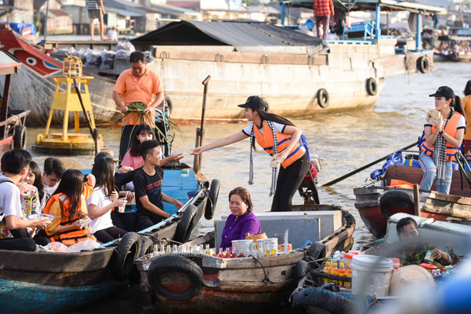 Ngọc Hân, Huyền My đi ghe xuồng tặng sách tại Chợ nổi Cái Răng - 2