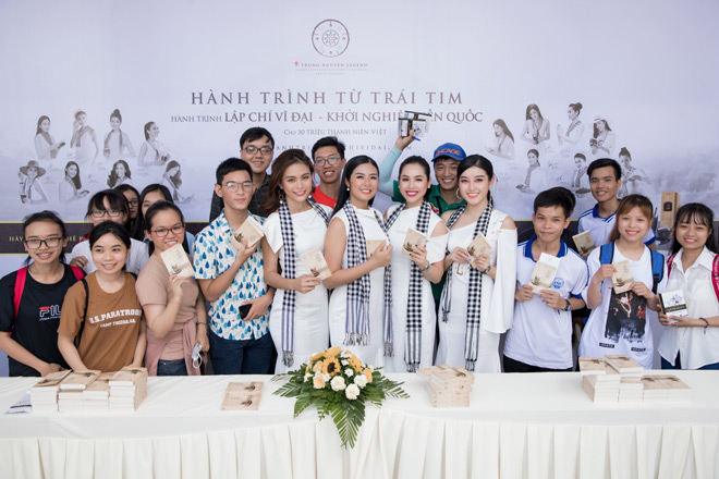 Ngọc Hân, Huyền My đi ghe xuồng tặng sách tại Chợ nổi Cái Răng - 6