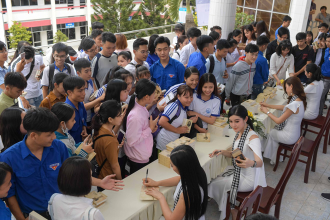 Ngọc Hân, Huyền My đi ghe xuồng tặng sách tại Chợ nổi Cái Răng - 7