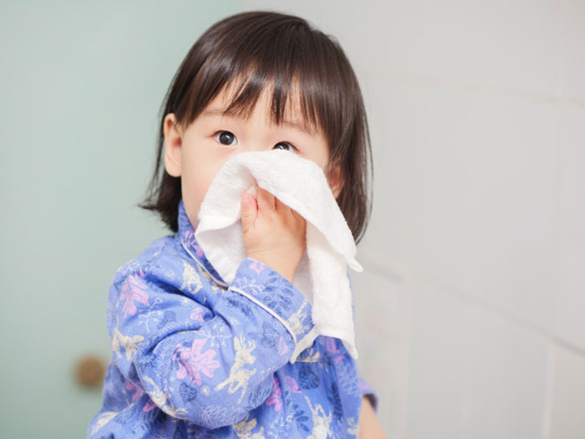 Sức khỏe đời sống - Bé cảm, ho, sổ mũi là mẹ dùng ngay kháng sinh, đúng hay sai?