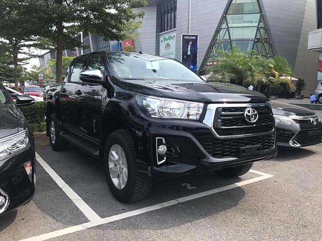 Tin tức ô tô - Toyota Hilux 2018 lộ diện ảnh thực tế từ đại lý, giá bán từ 695 triệu đồng