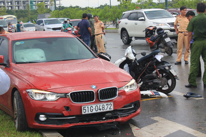 Va chạm với ô tô BMW trên phố Sài Gòn, cô gái tử vong - 1