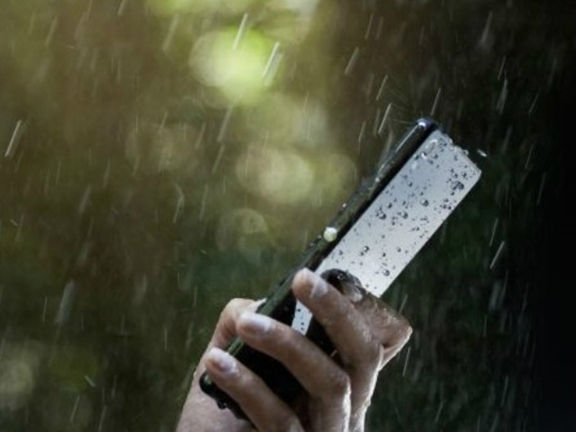 Thời trang Hi-tech - Sốc: Cô gái bị sét đánh trúng tai khi đang nghe điện thoại