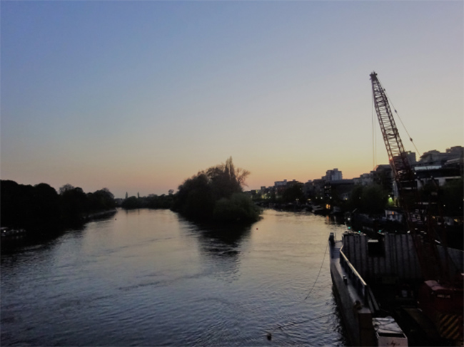 Đảo Brentford Ait ở Luân Đôn, Anh, từng là nhà của Three Swans Pub, một tổ chức khét tiếng quá ồn ào nên nó đã bị đóng cửa. Đến nay, hòn đảo hoang vu này chỉ còn tàn tích là một vài ngôi nhà đổ nát, hoang tàn.