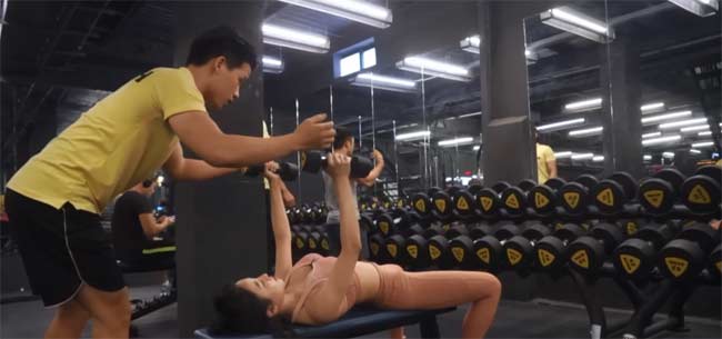 ...khiến có không ít lời đồn vòng 1 của hot girl xứ Thanh là &#34;hàng giả&#34;.