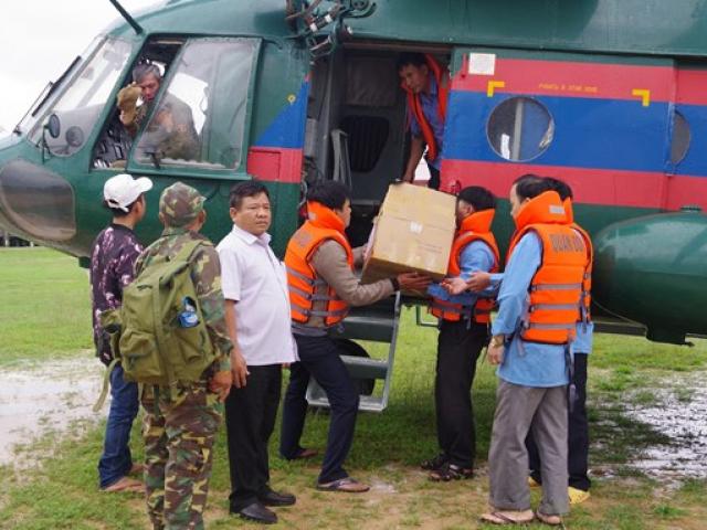 Tin tức trong ngày - Trực thăng của Quân khu 5 đang tiếp cận "điểm nóng" vụ vỡ đập ở Lào