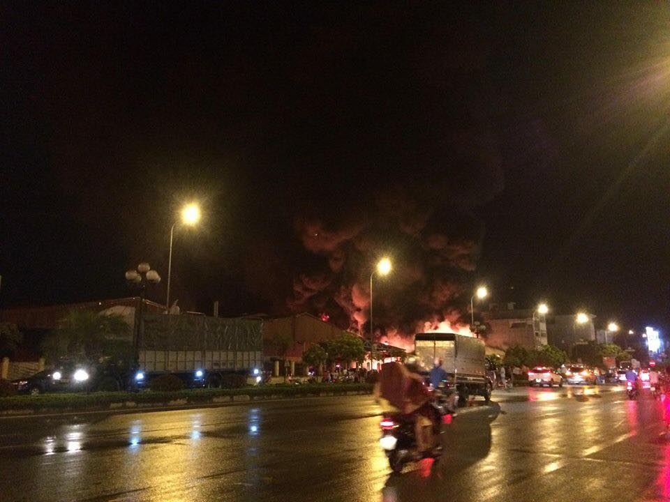 Cháy lớn chợ Gạo ở Hưng Yên, lửa bốc cuồn cuộn, cột khói cao nghi ngút - 1