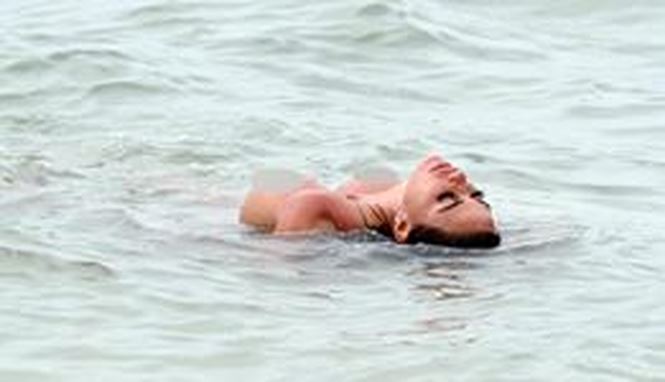 "Bom sexy" nước Anh tiếp tục thoát y trên bãi biển mặc nguy cơ bị bắt giữ - 2