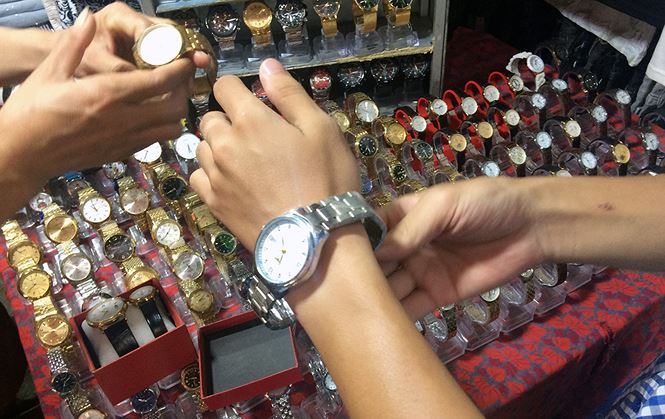 Lật tẩy chiêu trò &#34;gian thương&#34; bán đồng hồ giả, giá hàng hiệu - 1