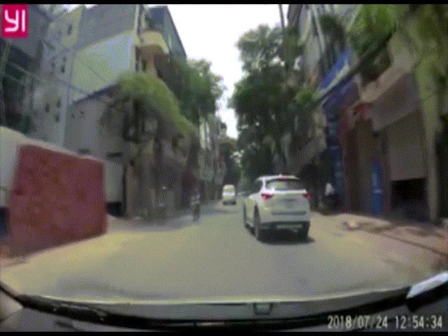 Tin tức trong ngày - Video: Ô tô "rang lạc" giữa phố Hà Nội lao vào đầu xe khác