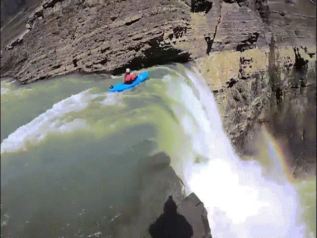 Phi thường - kỳ quặc - Thót tim cảnh chèo thuyền kayak lao xuống từ thác nước cao 30m