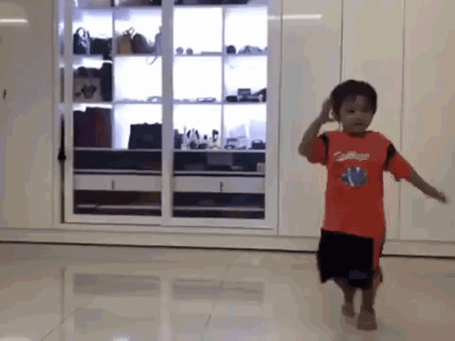 Mới 3 tuổi, quý tử nhà Khánh Thi đã khiêu vũ chuyên nghiệp như bố mẹ - 1