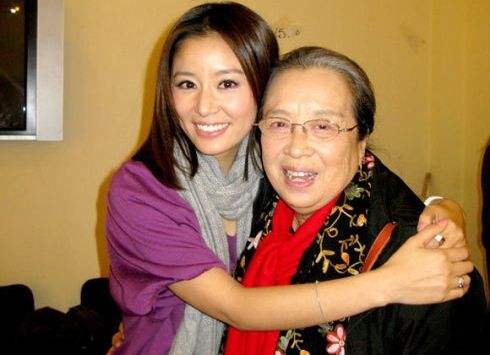 "Dung Ma Ma" U90 giọng yếu ớt, đi xe buýt mua rau khiến fan thương cảm - 4