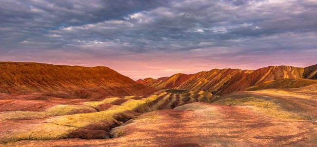 Zhangye Dantia Landform, Trung Quốc: Địa danh tuyệt đẹp này sẽ thu hút bạn bởi những màu sắc thật quyến rũ, khiến bạn như đang đi qua một bức tranh sơn dầu khổng lồ. Vùng đất này được hình thành bởi sự xói mòn của sa thạch đỏ qua 6 triệu năm.
