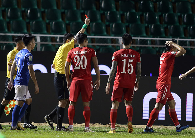 Sầm Ngọc Đức 1 năm treo giò 12 trận vẫn đá láo: Án phạt cực nặng - 1