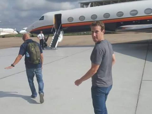 Kinh doanh - Facebook vừa tăng phí bảo vệ cho Mark Zuckerberg và gia đình lên 10 triệu USD