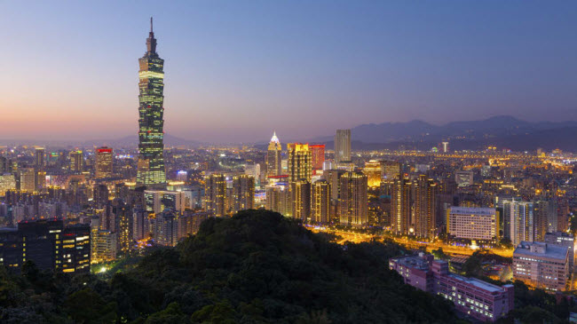Hòn đảo Đài Loan rộng 36.193 km2 có nhiều địa điểm du lịch hấp dẫn từ các thành phố hiện đại tới phong cảnh thiên nhiên.