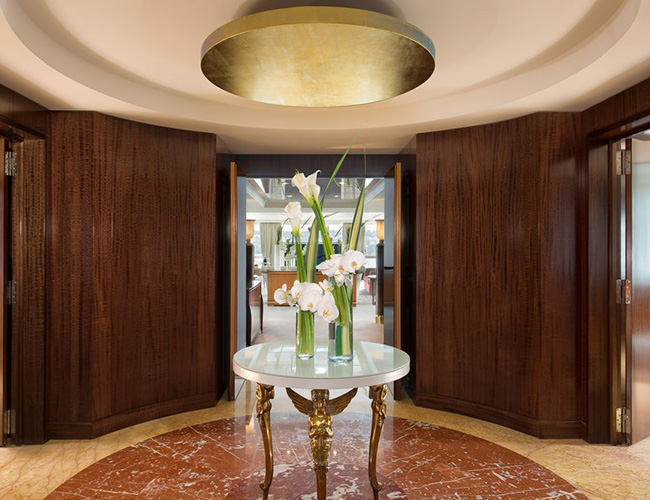 Không phải nằm ở Dubai hay Las Vegas, căn phòng khách sạn sang trọng nhất thế giới nằm ở thành phố Geneva, Thụy Sĩ. Đó là căn phòng Royal Penthouse tại President Wilson với mức giá thuê ít nhất 80.000 USD (gần 2 tỷ VND) một đêm. Căn phòng rộng 18.000 mét vuông chiếm toàn bộ tầng 8 của tòa khách sạn.