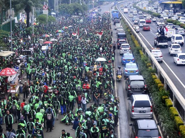 2 triệu ”xe ôm” Indonesia nổi loạn: ASIAD gặp nguy lễ khai mạc