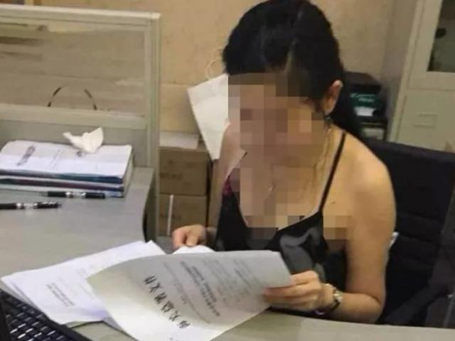 Thế giới - Nữ công chức TQ mặc "thiếu vải" ngồi làm việc gây bức xúc