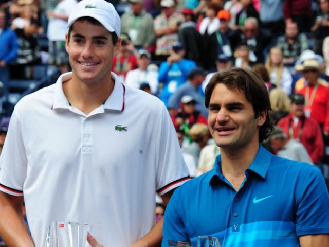 “Người ngoài hành tinh” Federer: Khổng lồ 2m08 cũng phải sợ một phép