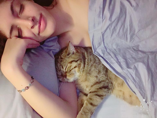 Người đẹp Andrea không chỉ ngủ nude mà cô còn để mèo cưng lên giường nằm cạnh mình.