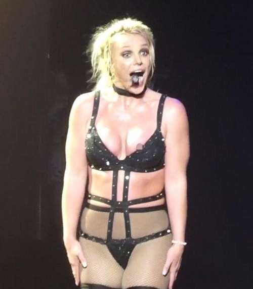 Đồ diễn lộng lẫy của Britney Spears - 1