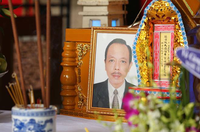 24h HOT: Đám tang đẫm lệ của cha đẻ &#34;Dạ cổ Hoài Lang&#34;, con gái Quyền Linh gây chú ý - 1