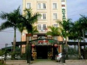 Tin tức trong ngày - Vụ cô giáo trong nhà nghỉ cùng cán bộ CSGT: Từng là bạn học với nhau