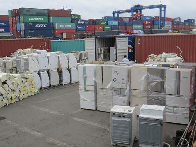 Thị trường - Tiêu dùng - 8 container hàng cấm nhập khẩu về Việt Nam khai báo là.... rổ nhựa