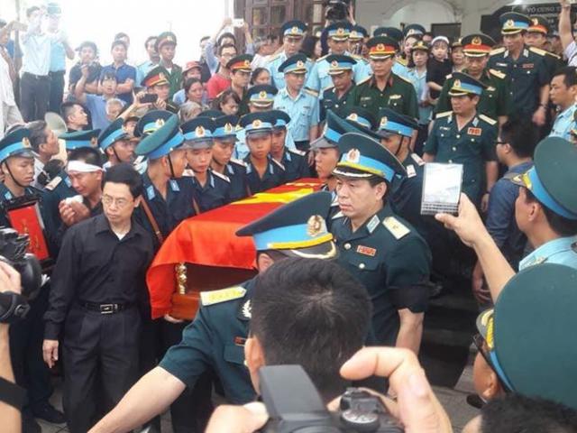 Nghẹn ngào lễ viếng, truy điệu 2 phi công Su-22U hy sinh ở Nghệ An