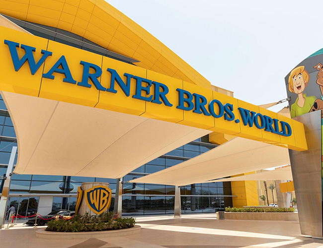 Công viên trong nhà Warner Bros World hiện đang mở cửa trên Đảo Yas, Abu Dhabi. Công viên có diện tích 0.5 triệu mét vuông và gồm tổ hợp 5 khu vui chơi: Metropolis; Thành phố Gotham; Cartoon Junction; Dynamite Gulch và Bedrock.