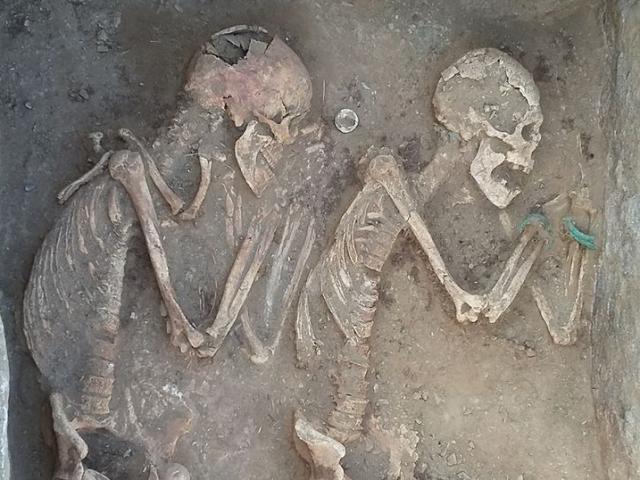 Thế giới - Kazakhstan: Cặp đôi nằm bên nhau suốt 5.000 năm dưới mộ