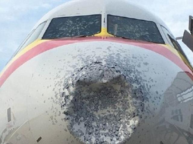 Máy bay Trung Quốc vỡ kính, móp đầu vì mưa đá